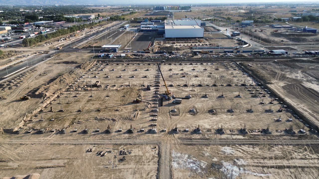 场地航拍：基础杯口网格、吊车与柱钢筋笼安装